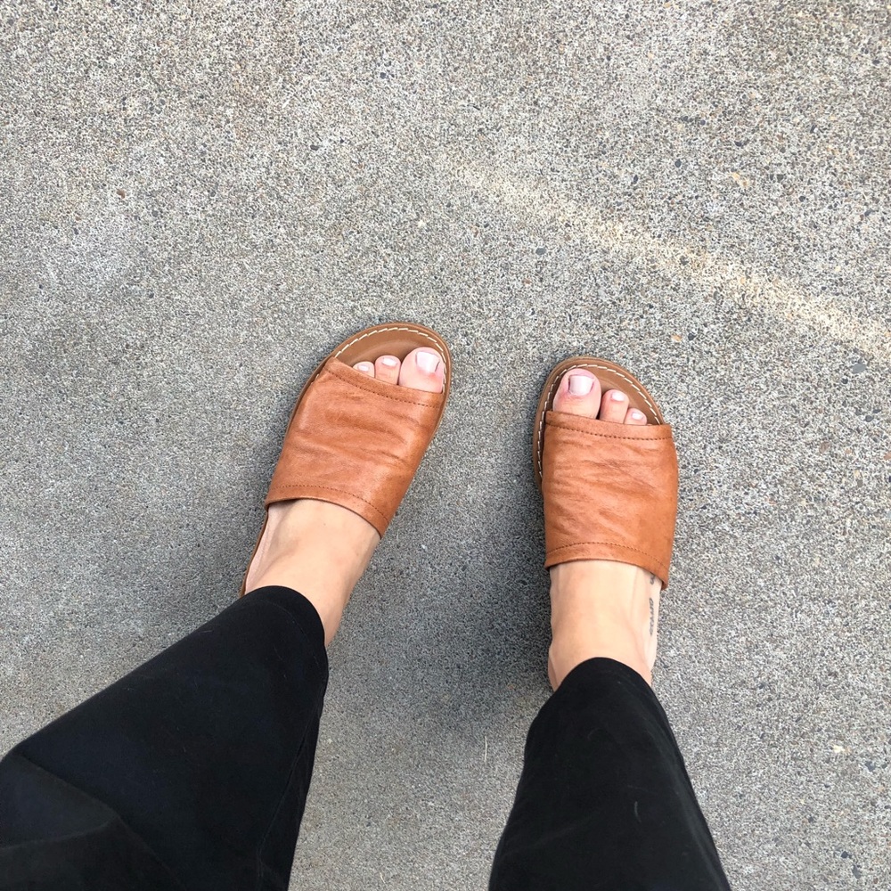 ❌ SOLD ❌ Brown Leather Slide Sandals - Picture 1 of 8